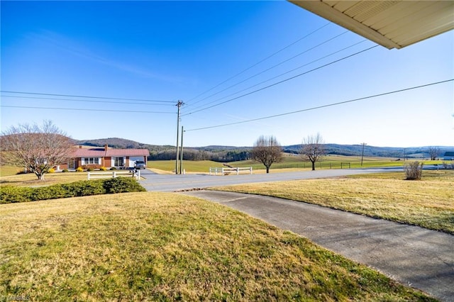 view of yard featuring a mountain view