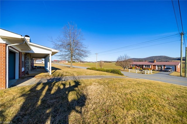 view of yard with a mountain view