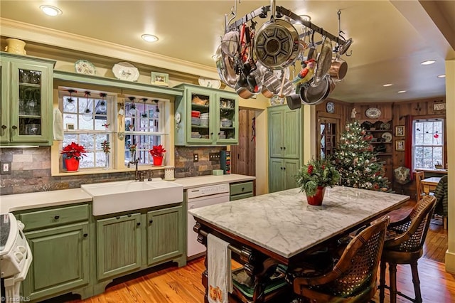 kitchen featuring a center island, sink, green cabinets, and light hardwood / wood-style floors