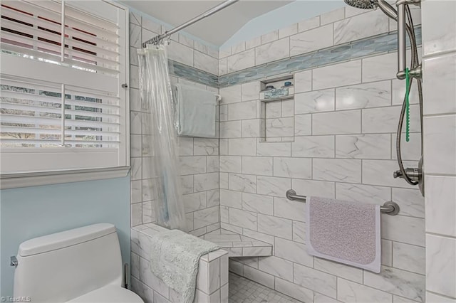 bathroom with a shower with curtain, toilet, and vaulted ceiling