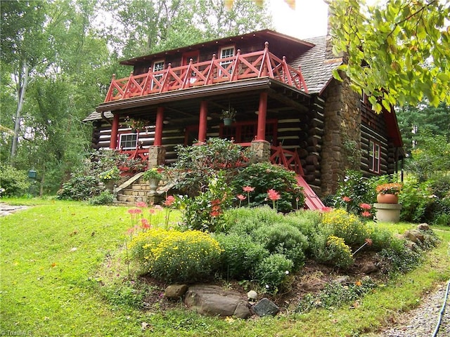 view of front of home with a front lawn