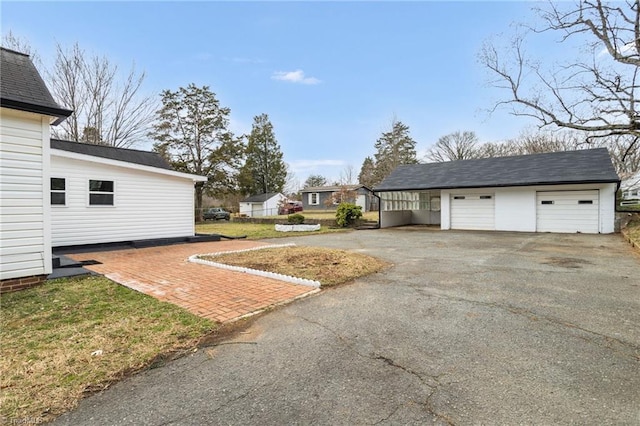 view of yard featuring an outdoor structure and a detached garage