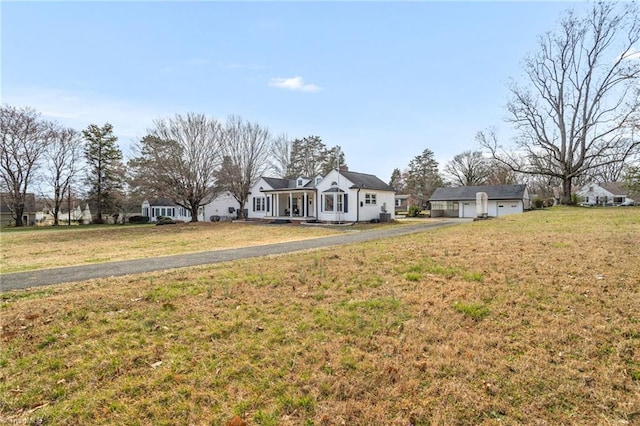 view of yard with a detached garage