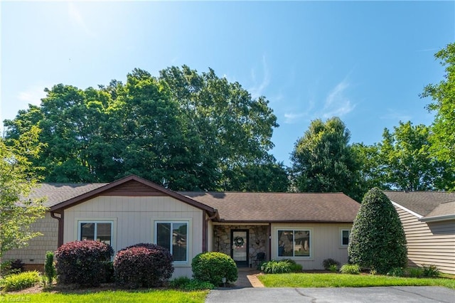 136 Fairway Dr, Bermuda Run, NC 27006 - ranch-style house featuring stone siding and a front yard