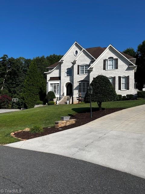 view of front of property featuring a front yard