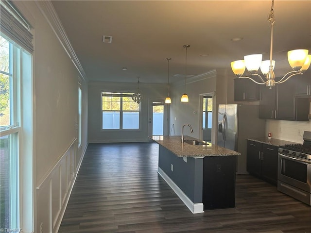 kitchen featuring visible vents, a notable chandelier, ornamental molding, a sink, and gas range