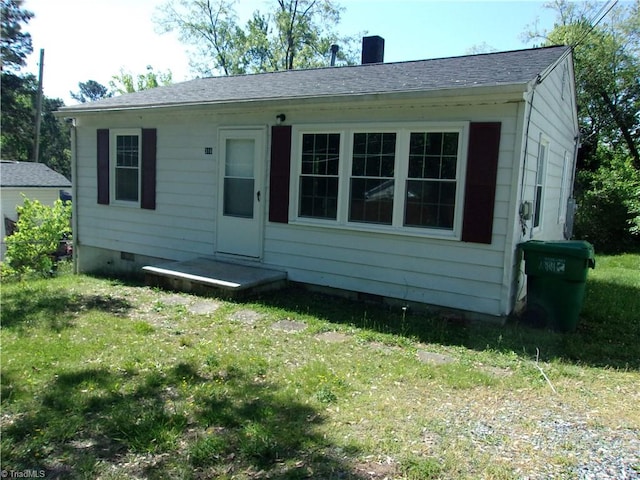 view of front of property featuring a front yard