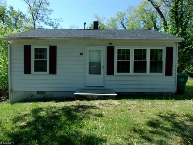 view of front of property featuring a front yard