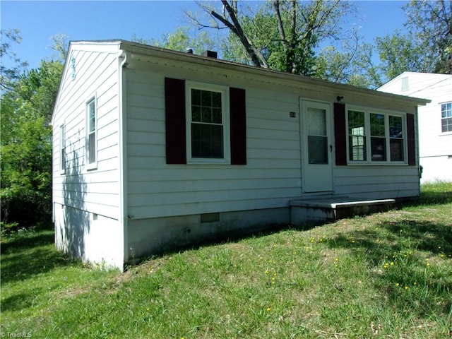 view of front of property with a front yard