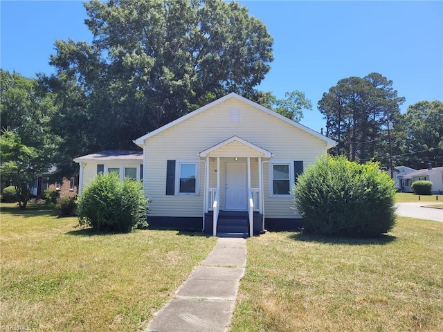 bungalow-style house featuring a front lawn