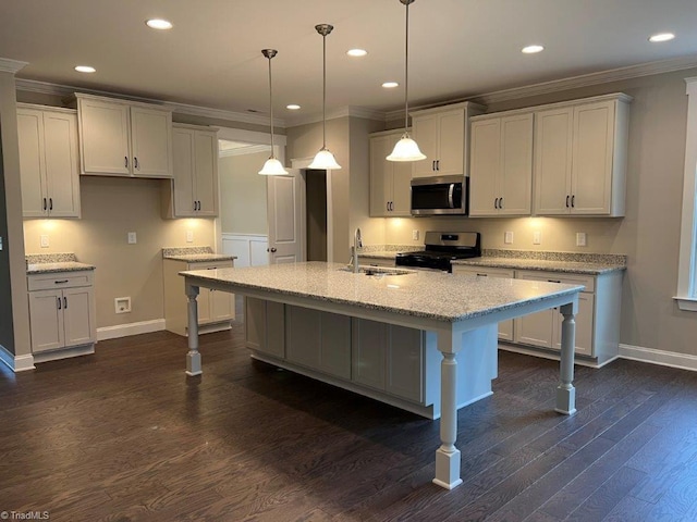 kitchen featuring stainless steel appliances, a center island with sink, sink, white cabinets, and dark hardwood / wood-style flooring