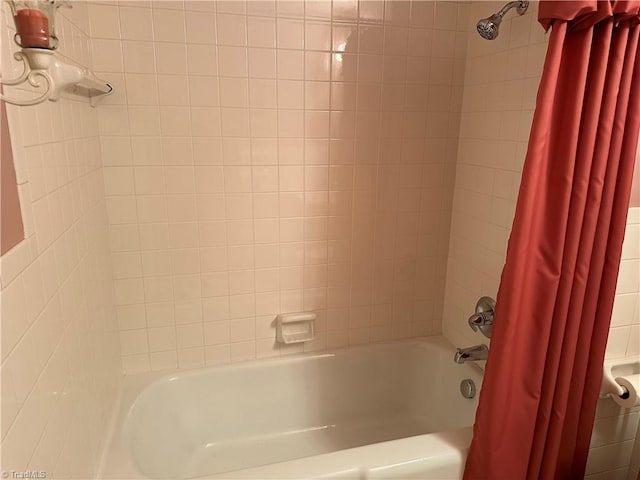 bathroom featuring shower / tub combo with curtain