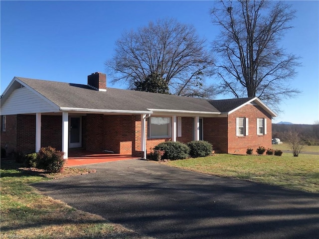 single story home featuring a front yard