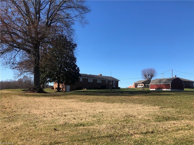 view of yard with an outbuilding