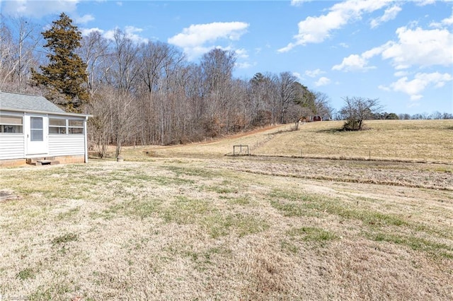 view of yard featuring a rural view