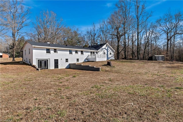 view of side of property featuring a yard