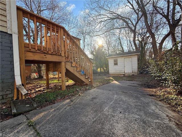 view of yard featuring a storage shed