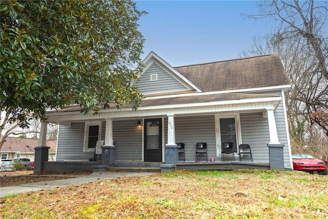 view of front facade featuring a front yard and a porch