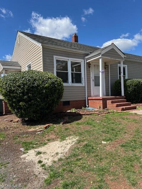 view of front facade with a front yard