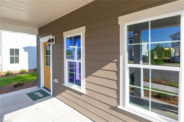 entrance to property featuring covered porch