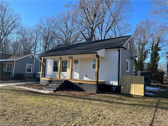 view of front of home featuring a porch and a front lawn