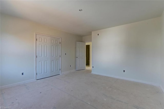 unfurnished bedroom featuring a closet and baseboards