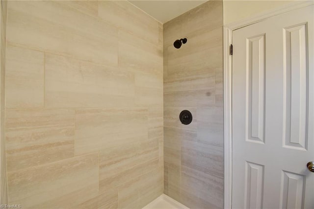 bathroom featuring tiled shower