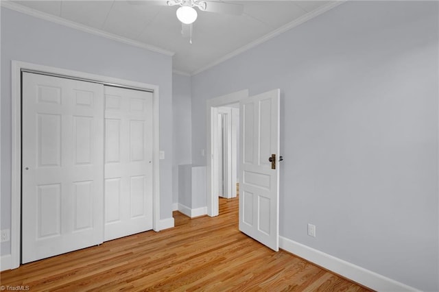 unfurnished bedroom featuring light wood-type flooring, a closet, ceiling fan, and ornamental molding