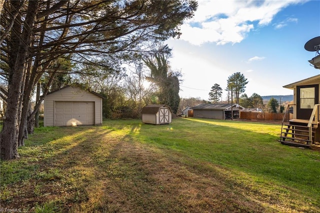 view of yard with an outbuilding