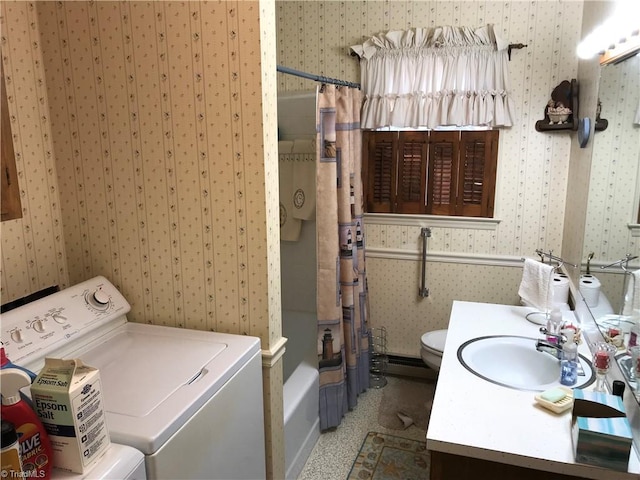 full bath with shower / bath combination with curtain, vanity, toilet, and wallpapered walls