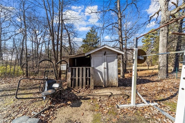 view of yard with a storage unit