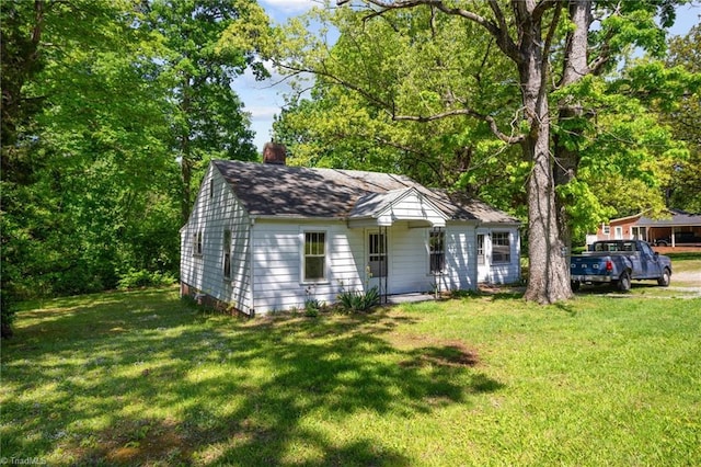 view of front facade featuring a front yard