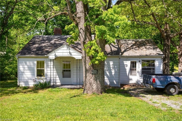 view of front facade featuring covered porch and a front yard