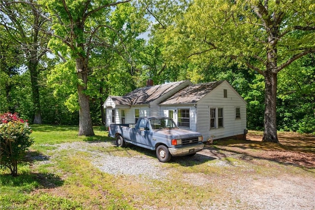 view of front of property with a front yard