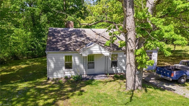 view of front of home featuring a front yard