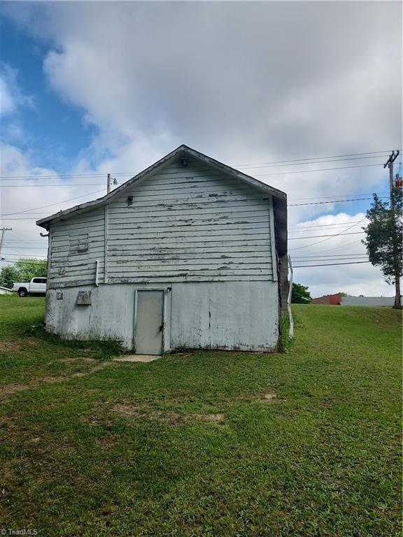 1116 E Fairfield Rd, High Point, NC 27263 - view of side of property with a yard