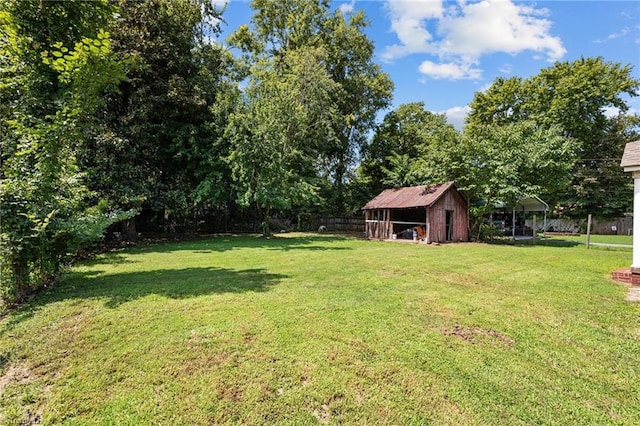 view of yard with an outdoor structure