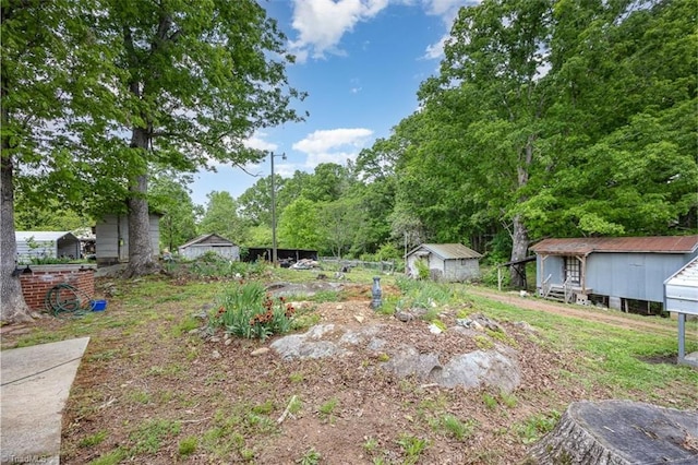 view of yard featuring a storage shed and an outdoor structure