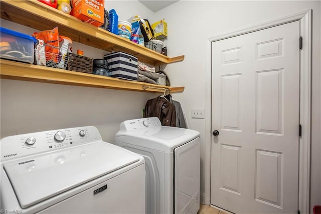 washroom featuring washing machine and clothes dryer