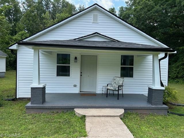 545 S Fieldcrest Rd, Eden, NC 27288 - bungalow-style house featuring covered porch and a front lawn