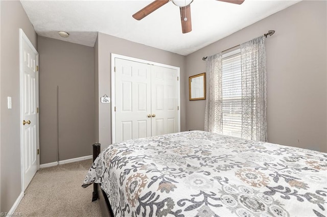 carpeted bedroom featuring ceiling fan, baseboards, and a closet