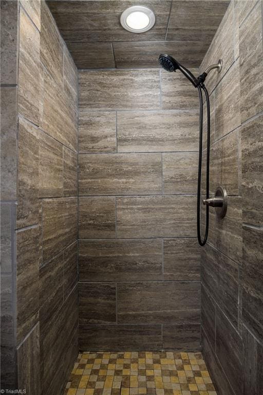 full bathroom featuring a tile shower