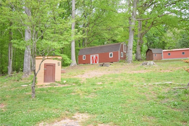 view of yard featuring an outdoor structure and a storage unit