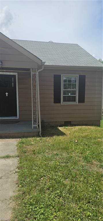 508 Twin Oak Ct, High Point, NC 27260 - view of side of property with a yard and a shingled roof
