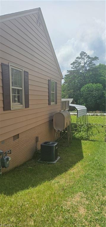 508 Twin Oak Ct, High Point, NC 27260 - view of side of home with central air condition unit and crawl space