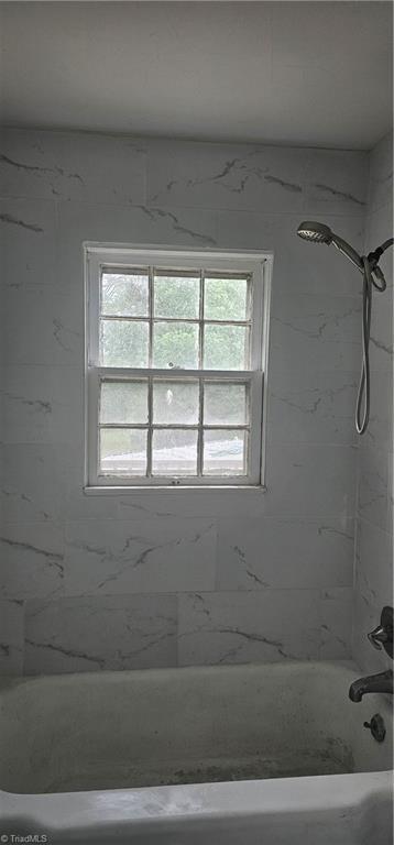 508 Twin Oak Ct, High Point, NC 27260 - full bath featuring  shower combination
