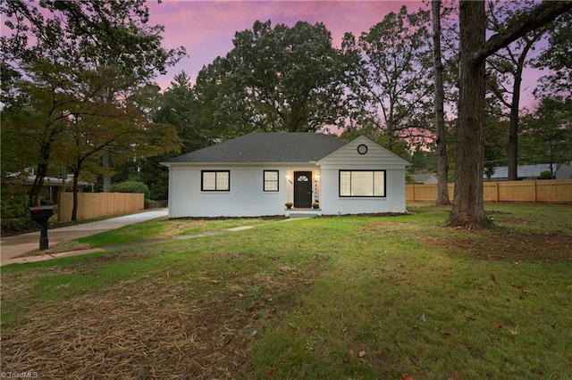 view of front of home featuring a front lawn and fence