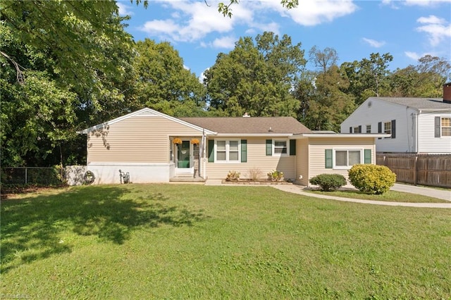 view of front of property featuring a front lawn