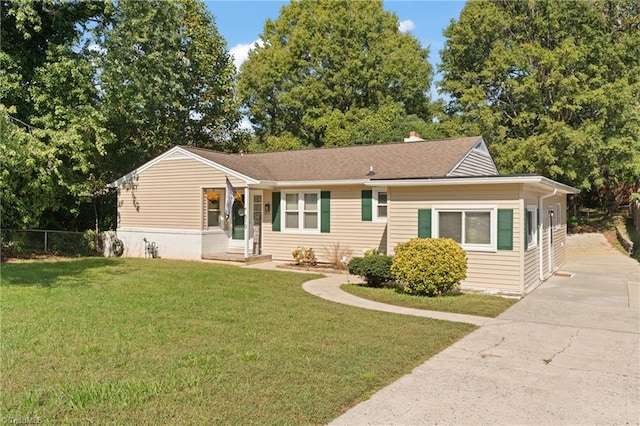 view of front of house featuring a front lawn