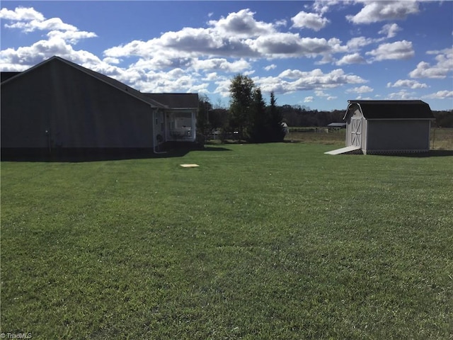 view of yard featuring an outdoor structure and a storage unit